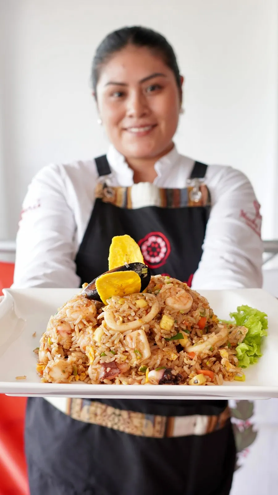 Cocinera de Machu Picchu con un plato