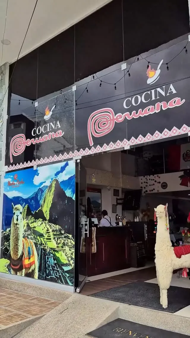 Entrada del restaurante con mural de Machu Picchu