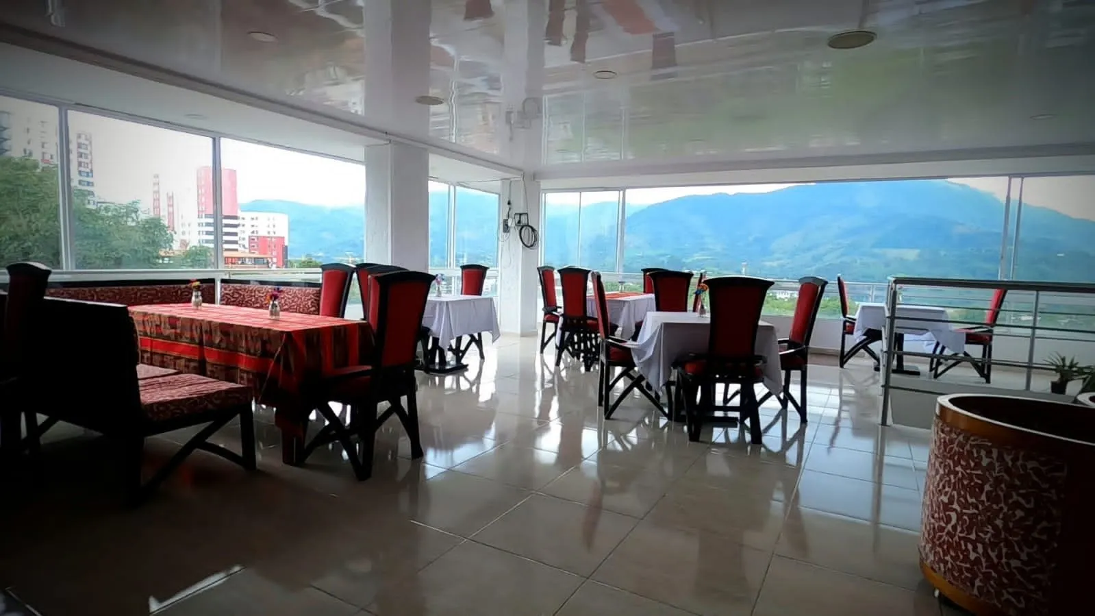 Salón del restaurante con vista